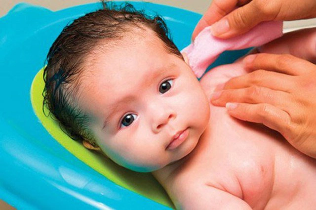 Cách lấy ráy tai cho trẻ