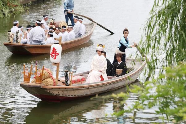 Ngoài ra, tại Itako, nơi tự hào có lịch sử lâu dài gắn liền với nguồn nước, du khách sẽ được xem t iết mục cô dâu về nhà chồng trên thuyền c hèo tay- phương tiện giao thông truyền thống.