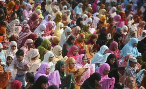 185785-muslim-women-offer-prayers-at-a-mosque-on-the-eve-of-the-eid-al-adha-f