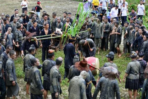 Năm nay, lễ hội diễn ra vào ngày 2/9, tại khu vực làng Jiaobang, huyện Jianhe, Quý Châu, Trung Quốc. Người Miao từ những ngôi làng lân cận tụ tập cùng tham gia lễ hội.
