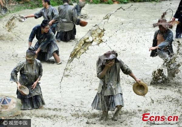 Người dân đi hội cũng ném bùn vào nhau để cầu trời ban phước lành, sức khỏe và cuộc sống sung túc cho cả làng.