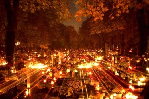 Dušičky thực chất là dịp để các gia đình ở Cộng hòa Séc tưởng nhớ người thân đã khuất. (Nguồn: BuzzFeed)