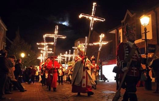 Ngày 5/11/1605, lễ hội Guy Fawkes Night chính thức ra đời tại Anh, được tổ chức thường niên cho đến ngày nay với nghi thức rước kiệu và đốt pháo. (Nguồn: BuzzFeed)