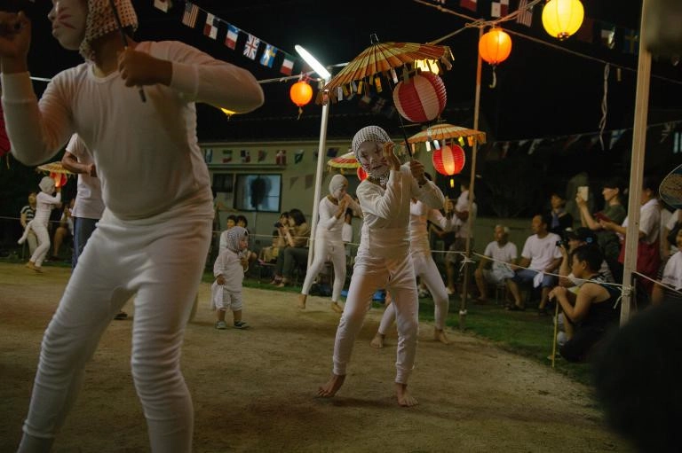 Đêm cuối cùng của Obon kết thúc với nghi thức “okuribi” - lời từ giã và chào tạm biệt những linh hồn với ánh sáng của lửa trại và đèn lồng rực rỡ.