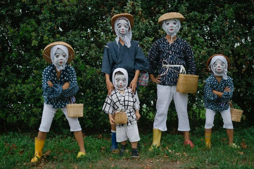 Theo đó, một đệ tử của Đức Phật tìm thấy mẹ anh ở trong vương quốc của những ác ma, nơi linh hồn bị bỏ đói và khao khát trở về thế giới bên kia. Đức Phật đã chỉ giáo cho anh đặt thức ăn và nước uống, sau đó nhờ các nhà sư cúng tế vào ngày trăng tròn thứ 7 trong năm. Điều đó sẽ giải thoát những linh hồn khỏi sự hành hạ.