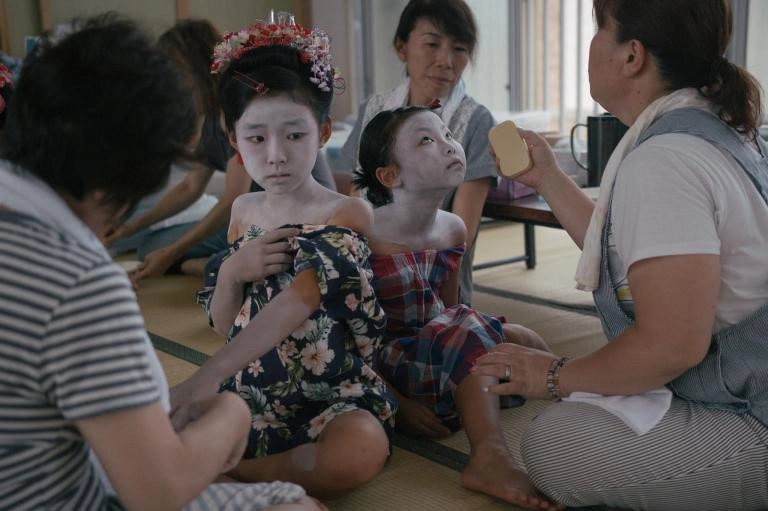 Lễ hội diễn ra trong 3 ngày (khoảng 13-15/7), thường bắt đầu với nghi lễ “mukaebi” - dẫn dắt những linh hồn về với quê nhà bằng ánh sáng của ngọn lửa và đèn lồng.