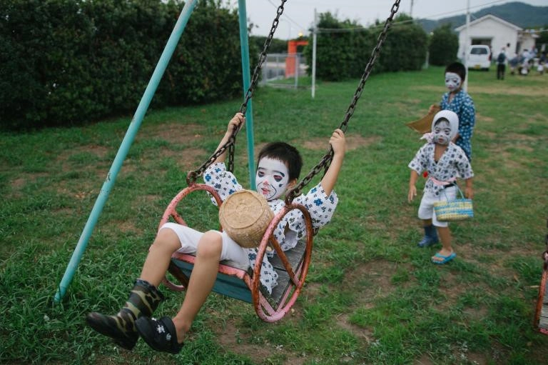 Các gia đình đều lập nên 2 “shoryo-dana” - bàn thờ với trái cây, hương và hoa - một cho tổ tiên của gia đình và thứ hai cho các linh hồn chưa yên nghỉ. Ngoài ra Obon còn có các nghi lễ phổ biến khác như dọn dẹp và trang trí các ngôi mộ của tổ tiên, chuẩn bị các bữa ăn đặc biệt cúng tổ tiên…