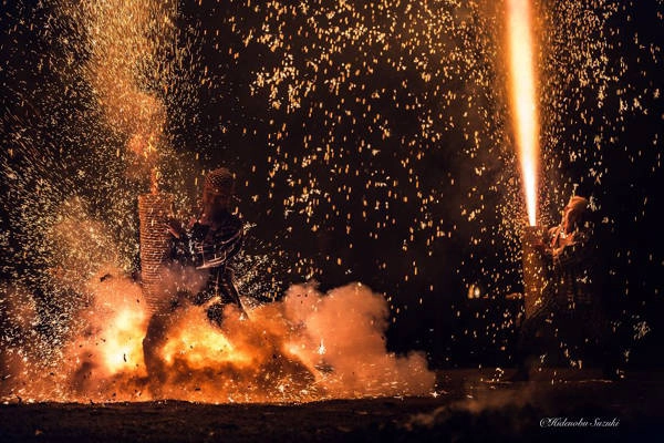 Pháo hoa Tezutsu Hanabi được chính những người tham gia chế tạo bằng tay. Nó được làm bằng những ống tre có tuổi đời 3 năm, quấn chặt bởi giấy cổ truyền tatarmi, chứa đầy thuốc súng có trọng lượng 3kg.