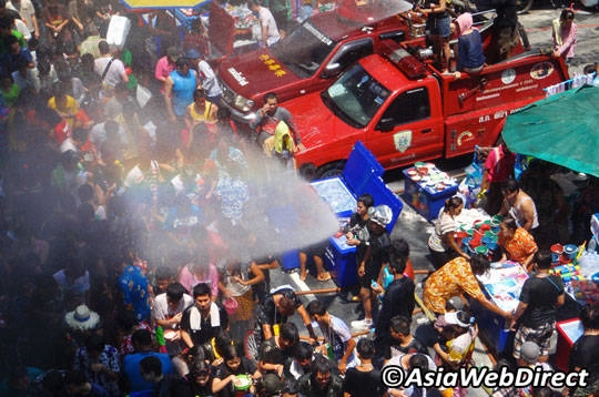 Du lịch Thái Lan - Lễ hội té nước Songkran - đường Silom - iVIVU.com