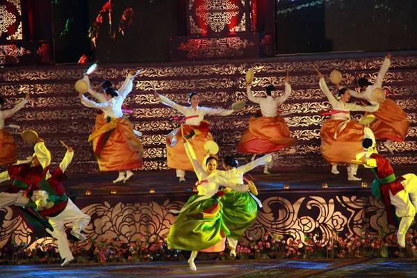 Le-khai-mac-hoanh-trang-nhat-lich-su-cua-Festival-Hue-ivivu3