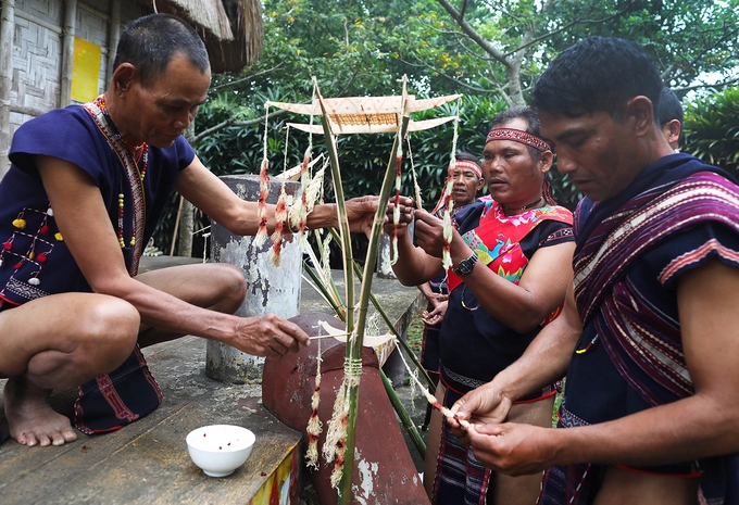 Đồng bào dân tộc Ba Na (Tơ Tung, K’bang, Kon Tum) quan niệm vạn vật hữu linh và cầu cúng là phương thức phổ biến để đồng bào giao tiếp với thần linh. Trong những giai đoạn nhất định, đời người sẽ chịu tác động của những thần linh khác nhau. Những đứa trẻ luôn được bao quanh bởi nhiều vị thần. Muốn chúng được mạnh khỏe, đồng bào phải thực hiện các nghi lễ cầu xin các vị thần phù hộ từ khi đứa bé mới sinh ra đến tuổi trưởng thành. Để tiến hành nghi lễ, người thân trong gia đình và thầy cúng tiến hành là cây nêu. Đây là loại cây đặc trưng của đồng bào được làm bằng tre, tỉa hoa, vẽ hoa văn bằng tiết gà. Đồng bào dân tộc Ba Na (Tơ Tung, K’bang, Kon Tum) quan niệm vạn vật hữu linh và cầu cúng là phương thức phổ biến để đồng bào giao tiếp với thần linh. Trong những giai đoạn nhất định, đời người sẽ chịu tác động của những thần linh khác nhau. Những đứa trẻ luôn được bao quanh bởi nhiều vị thần. Muốn chúng được mạnh khỏe, đồng bào phải thực hiện các nghi lễ cầu xin các vị thần phù hộ từ khi đứa bé mới sinh ra đến tuổi trưởng thành. Để tiến hành nghi lễ, người thân trong gia đình và thầy cúng tiến hành là cây nêu. Đây là loại cây đặc trưng của đồng bào được làm bằng tre, tỉa hoa, vẽ hoa văn bằng tiết gà.