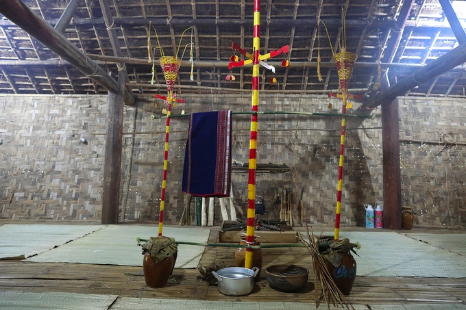 Tùy điều kiện mà chủ nhà chuẩn bị lễ vật, tuy nhiên, không thể thiếu cây nêu, mẹt, bầu đựng nước, dao, ống nứa thổi tai, bông vải, bát đồng, cuộn chỉ, con gà (với con trai thì gà trống, con gái thì gà mái). Con gà sau khi mổ thịt, chọn ra một vài miếng như gan, thịt, lòng, tiết… bỏ vào rổ nhỏ, lót lá cây sạch, rượu thì rót vào bát đồng để tiến hành lễ. Tùy điều kiện mà chủ nhà chuẩn bị lễ vật, tuy nhiên, không thể thiếu cây nêu, mẹt, bầu đựng nước, dao, ống nứa thổi tai, bông vải, bát đồng, cuộn chỉ, con gà (với con trai thì gà trống, con gái thì gà mái). Con gà sau khi mổ thịt, chọn ra một vài miếng như gan, thịt, lòng, tiết… bỏ vào rổ nhỏ, lót lá cây sạch, rượu thì rót vào bát đồng để tiến hành lễ.
