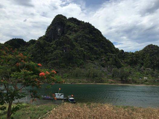 Khách sạn Phong Nha - Sài Gòn. Phòng của anh nằm hướng ra sông Son thơ mộng.
