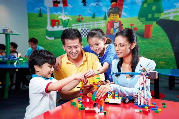 Vui chơi ở Legoland là cơ hội để bố mẹ và con cái thêm hiểu nhau.