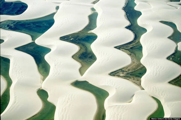  Trong tiếng Bồ Đào Nha, Lençóis Maranhenses có nghĩa là "ga trải giường vùng Maranhão". Những bãi cái mênh mông mịn nhẵn được ví như tấm ga lớn bao phủ cả khu vực.