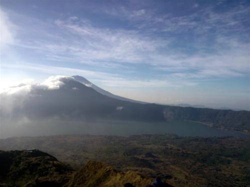 Hồ Batur xanh thẳm, yên bình trong sương sớm 