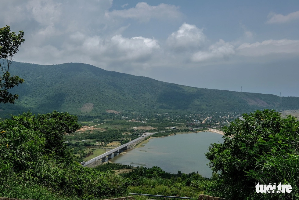 Từ trên Hoành Sơn Quan phóng tầm mắt phía trước là cả một vùng đất Kỳ Nam, Kỳ Anh, Hà Tĩnh - Ảnh: NAM TRẦN