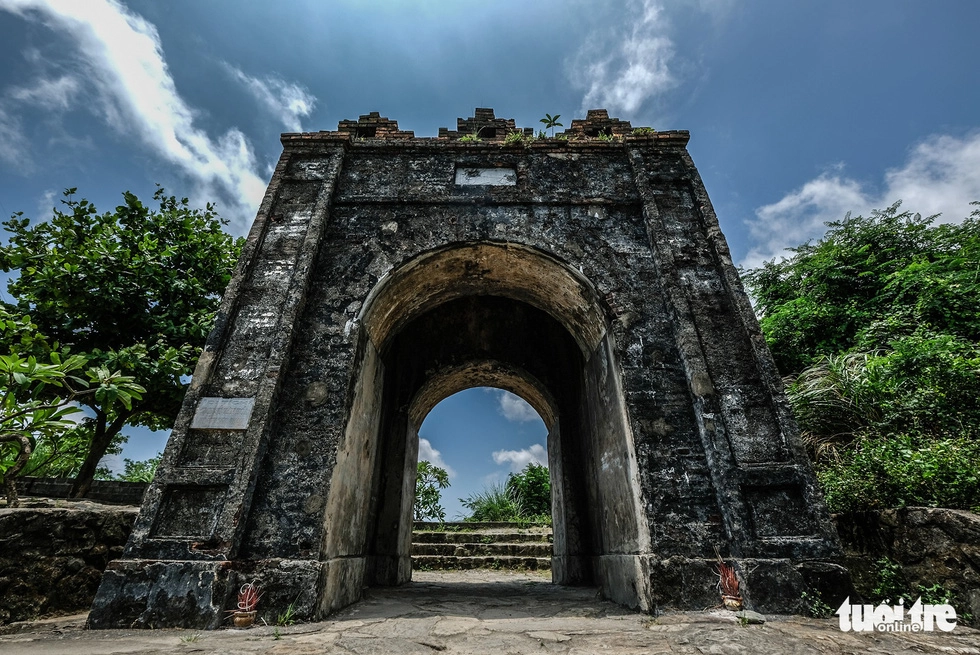 Theo sách Đại Nam nhất thống chí, Hoành Sơn có độ dài 81 dặm, đông tây cách nhau 57 dặm, tây đến địa giới Hương Khê 40 dặm, nam đến Quan ải Quảng Bình 49 dặm, bắc đến Cẩm Xuyên 32 dặm - Ảnh: NAM TRẦN