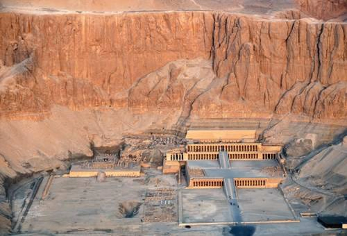 Quần thể đền thờ nữ hoàng Hatshepsut tựa lưng vào núi Quần thể đền thờ nữ hoàng Hatshepsut tựa lưng vào núi