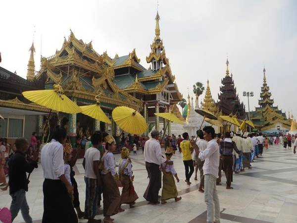 Người dân trong trang phục truyền thống Longyi đi lễ chùa Shwedagon ở Yangon.