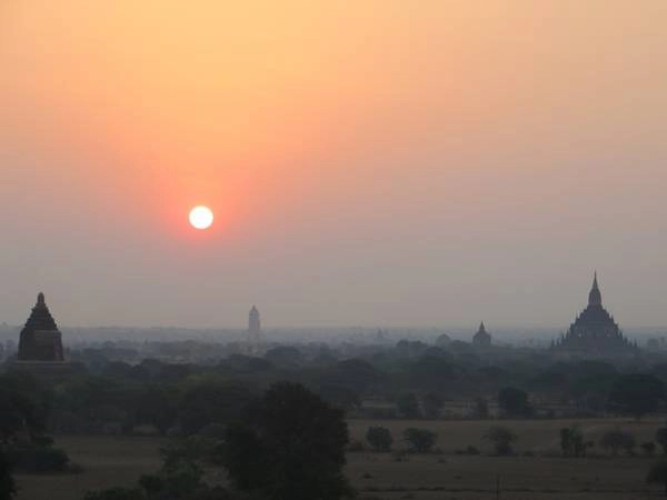 Cả một vùng đất Bagan đẹp huyền ảo khi mặt trời lên.