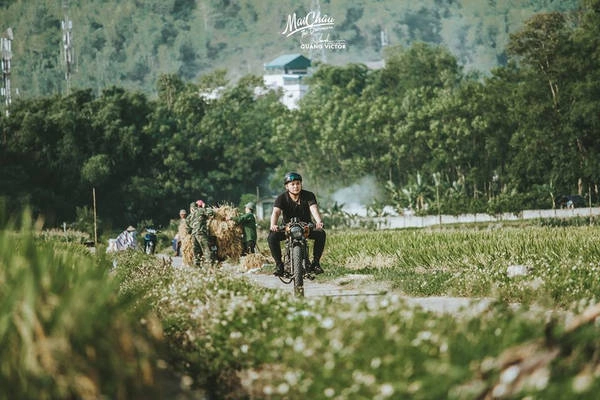 Địa điểm nằm cách Hà Nội khoảng 150 km. Hành trình đến đây phù hợp cho những người muốn thử cảm giác lái xe qua những cung đường đèo uốn lượn, ngắm cảnh sắc thiên nhiên hoang sơ, hùng vĩ. Địa điểm nằm cách Hà Nội khoảng 150 km. Hành trình đến đây phù hợp cho những người muốn thử cảm giác lái xe qua những cung đường đèo uốn lượn, ngắm cảnh sắc thiên nhiên hoang sơ, hùng vĩ.