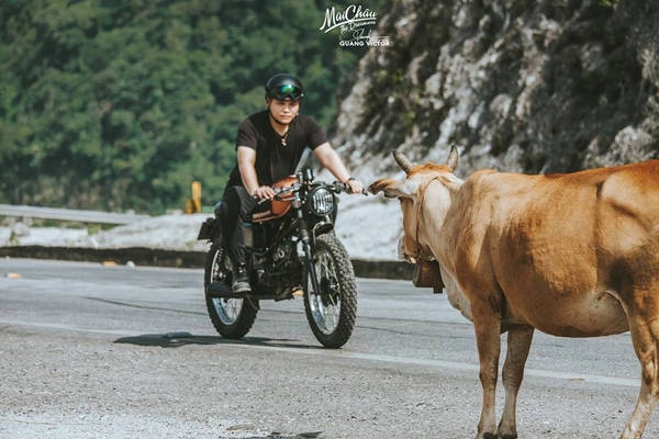 Từ Hà Nội, đi xe máy theo hướng quốc lộ 6 lên Mai Châu mất khoảng 4 giờ. Từ Hà Nội, đi xe máy theo hướng quốc lộ 6 lên Mai Châu mất khoảng 4 giờ.