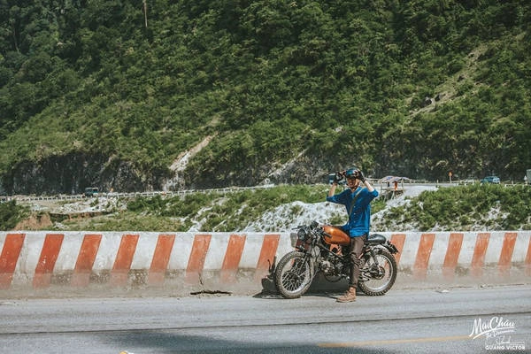 Đường lên Mai Châu không hiểm trở như những con đường ở Hà Giang hay Yên Bái, nhưng cũng có khá nhiều dốc cao, nguy hiểm, cần chú ý an toàn. Đường lên Mai Châu không hiểm trở như những con đường ở Hà Giang hay Yên Bái, nhưng cũng có khá nhiều dốc cao, nguy hiểm, cần chú ý an toàn.