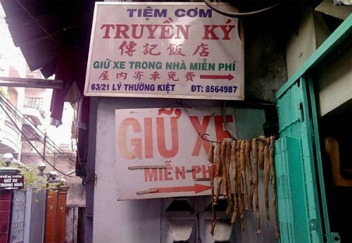 Con ngõ nhỏ nơi bán cơm Tàu. Con ngõ nhỏ nơi bán cơm Tàu.