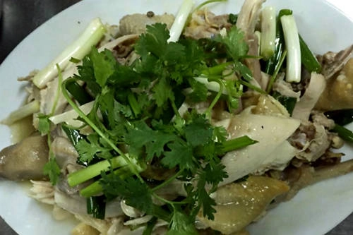 Món gà hấp muối "thần thánh" mà gần như thực khách nào vào quán cũng gọi. Ảnh: Foody Món gà hấp muối "thần thánh" mà gần như thực khách nào vào quán cũng gọi. Ảnh: Foody