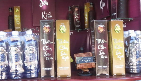  Trái hồng quân chế biến thành ''Thiên Cấm Sơn kỳ tửu'' - Ảnh: Hoài Vũ