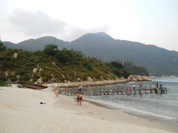 Bãi biển sạch đẹp, hoang sơ là nơi du khách tha hồ đắm mình trong làn nước xanh biếc - Ảnh: THANH LY Bãi biển sạch đẹp, hoang sơ là nơi du khách tha hồ đắm mình trong làn nước xanh biếc - Ảnh: THANH LY