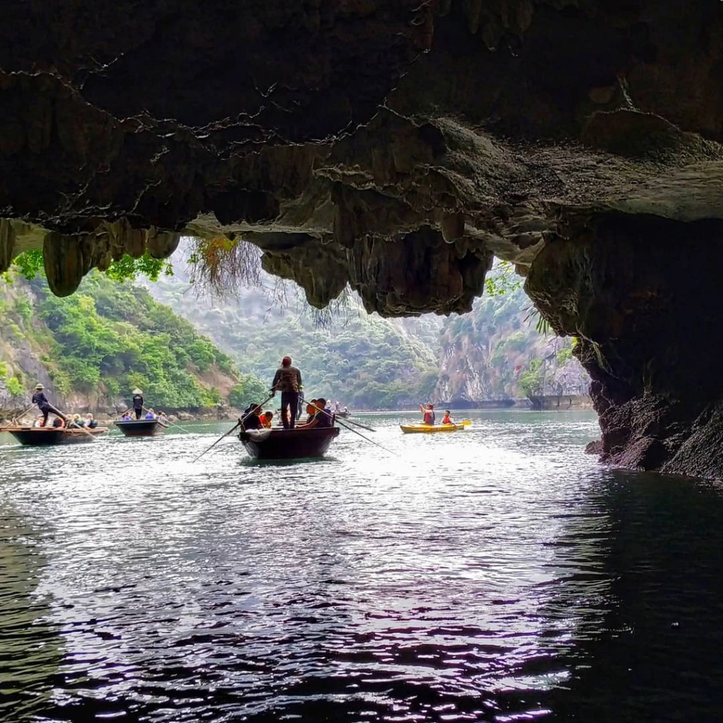 Chèo thuyền tham quan vịnh Lan Hạ. Ảnh: deepakgogoi1