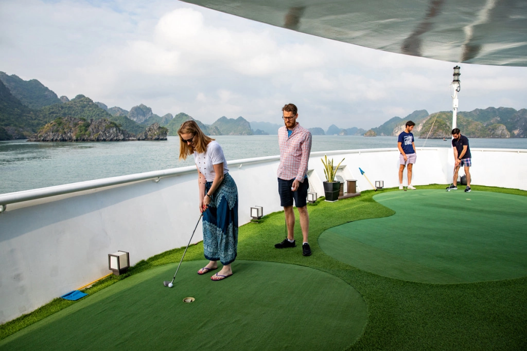 Sân golf mini cho người mê thể thao. Ảnh: stellaroftheseas