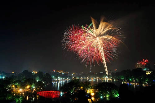 Thời lượng bắn pháo hoa là 15 phút, tính từ 0h đến 0h15 ngày 19/2. Ảnh: Nguyễn Quốc Sơn lichbanphaohoa-ivivu-1