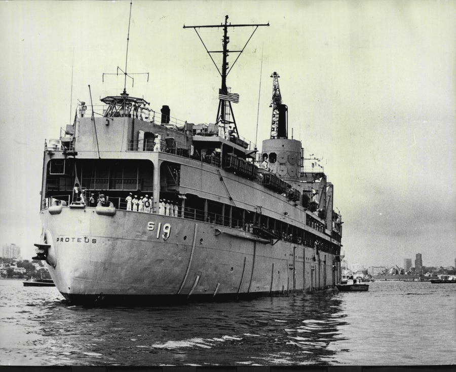 USS Proteus và USS Nereus đã biến mất trên cùng một tuyến đường biển: Năm 1941, USS Proteus bị mất tích khi đang trên đường từ St.Thomas (Mỹ) đến Bờ Đông. Tàu chở 58 thành viên hải quân. Kỳ lạ hơn, con tàu cùng lớp USS Nereus cũng biến mất ở cùng tuyến đường chỉ một tháng sau đó với 61 người trên tàu. Ảnh: Steven.
