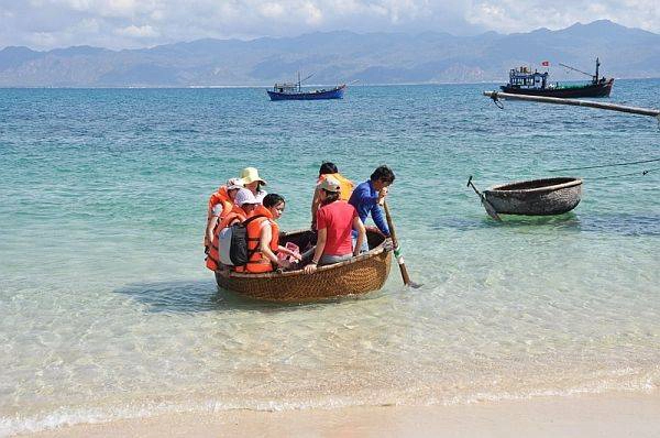 Đi thuyền thúng đến Cù Lao Câu. Ảnh: kenhdulichxuyenviet Đi thuyền thúng đến Cù Lao Câu. Ảnh: kenhdulichxuyenviet