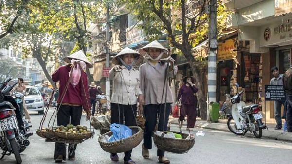 Những gánh hàng rong trên phố từ lâu đã trở thành nét đặc trưng ở Hà Nội. Ảnh: Daily Telegraph. Những gánh hàng rong trên phố từ lâu đã trở thành nét đặc trưng ở Hà Nội. Ảnh: Daily Telegraph.