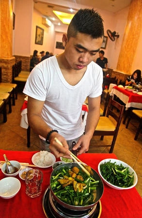 Chả cá - địa điểm ẩm thực không thể bỏ qua khi đến Hà Nội. Ảnh: Daily Telegraph. Chả cá - địa điểm ẩm thực không thể bỏ qua khi đến Hà Nội. Ảnh: Daily Telegraph.
