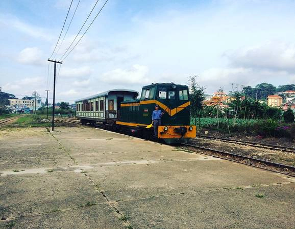 Một chuyến tàu vừa đưa hành khách từ Trại Mát quay về.