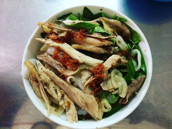 Điều làm nên một tô bánh ướt lòng gà ngon ở đây ngoài bánh ướt mịn và gà mềm thì theo mình nghĩ đó là nước nắm chan vào bánh ướt. Nước mắm không quá mặn, không quá chua, một chút ớt say cùng hành phi cùng rau răm hành tây, hương vị trở nên đậm đà hơn  hẳn, thưởng thức hết tô cả bọn mình no căng bụng. Một tô chỉ 20.000 đồng thôi. 