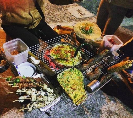 Bọn mình cũng không bỏ lỡ  món bánh tráng nướng. 