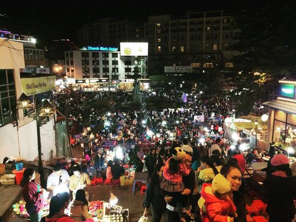 Khu ăn uống sẽ khiến bạn không cưỡng lại được hương vị thơm ngon của các món ốc hay các món nướng...
