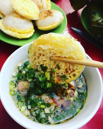 Có 2 loại bánh căn trứng gà và trứng cút ăn cùng mắm nêm hoặc nước mắm có thêm xíu mại được pha vừa miệng, thêm một chút cay cay của ớt say và hành lá làm tăng thêm hương vị chén nước chấm. Ngoài ra bạn có thể ăn thêm chả 5.000 đồng/cây.