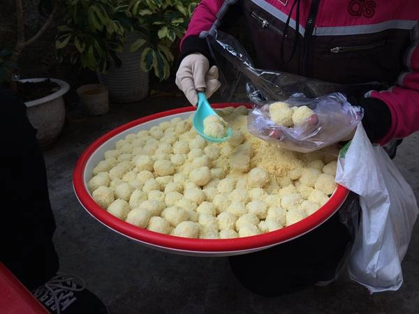 Bánh dày ngọt - cũng giống với bánh dày mặn, bánh dày ngọt (20.000 đồng/10 cái) dẻo dẻo, dai dai thêm nhân đậu xanh hoặc nhân dừa, hương vị trở nên thơm và bùi.
