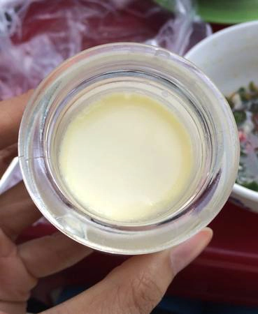 Sau đó tráng miệng với yogourt phô mai 5.000 đồng/hũ.