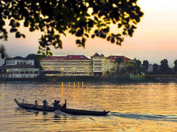 khách sạn Victoria Châu Đốc nằm ngay bên bờ sông lãng mạn.