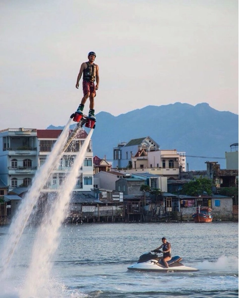 Môn thể thao dưới nước ván bay Flyboard luôn thách thức những ai yêu thích mạo hiểm. Ảnh: @dmitry_tafrov