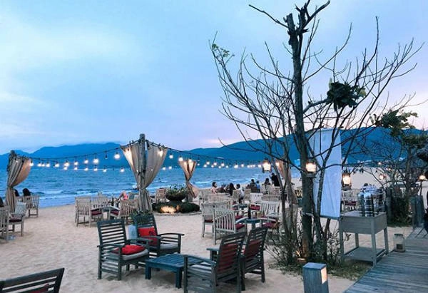 Surf bar lý tưởng ngồi từ chiều đến tối. Surf bar lý tưởng ngồi từ chiều đến tối.