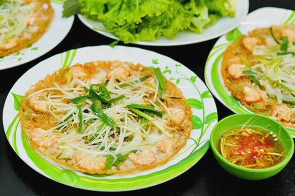 Bánh xèo tôm nhảy là một trong những món ngon nhất định phải ăn khi đến Quy Nhơn. Bánh xèo tôm nhảy là một trong những món ngon nhất định phải ăn khi đến Quy Nhơn.